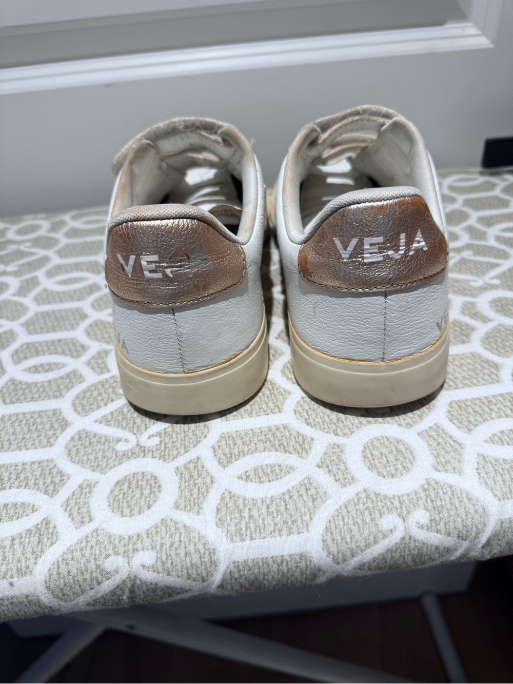 Veja Recife Logo Leather Sneaker. Size 9 - Picture 4 of 14